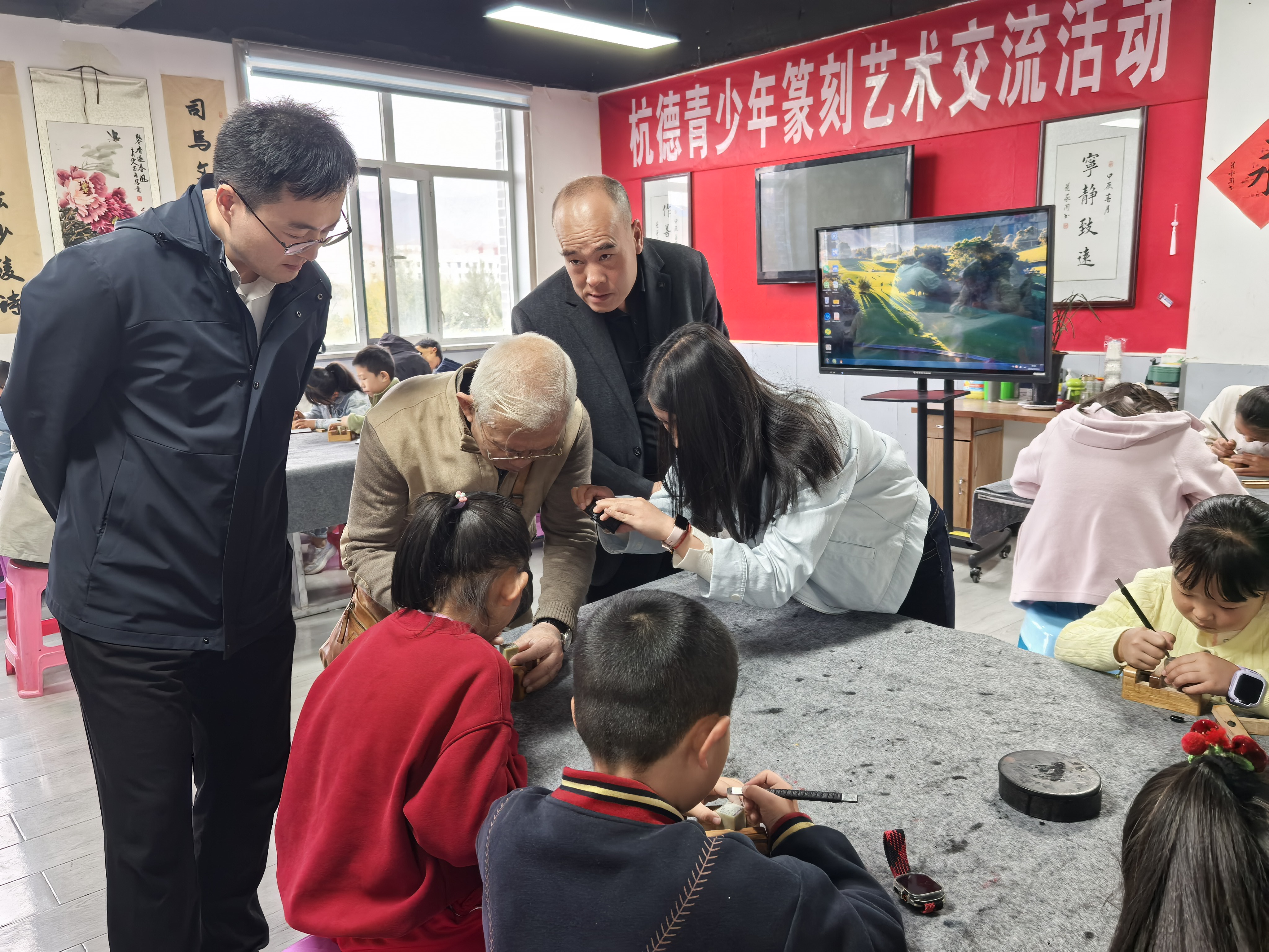 青少年体验篆刻公益体验课堂。青海日报融媒体记者 苏烽 栾雨嘉 摄