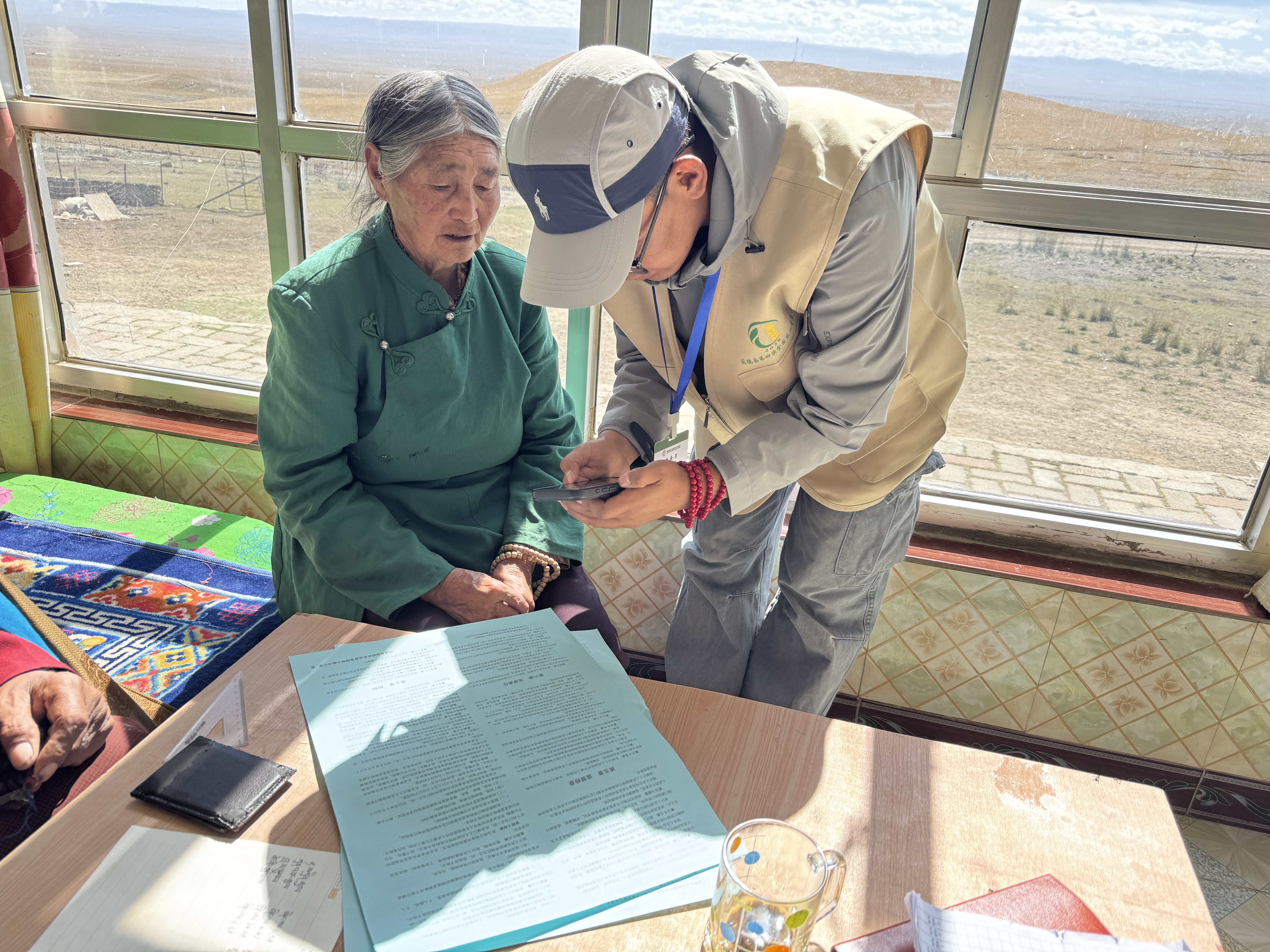 青海省各地普查工作人员深入农户家中开展入户清查摸底。